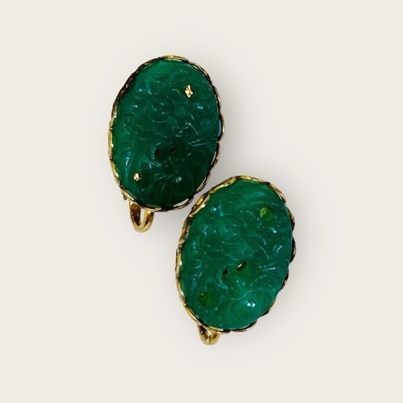 Vintage Green screw on earrings carved design in gold tone - Picture 7 of 9